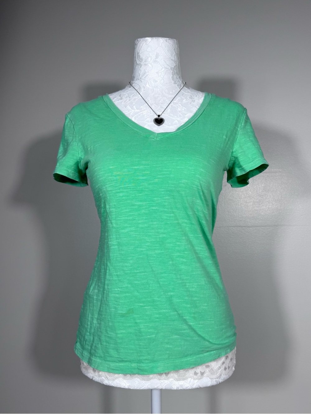 Universal Thread Women's Mint Green V-Neck Short Sleeve Tee